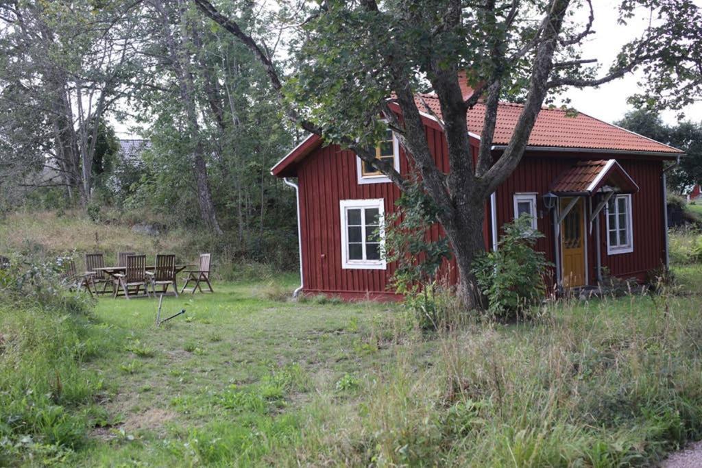 Sjoenaera Stuga Med Bat Och Bastu Ramkvilla Exterior photo