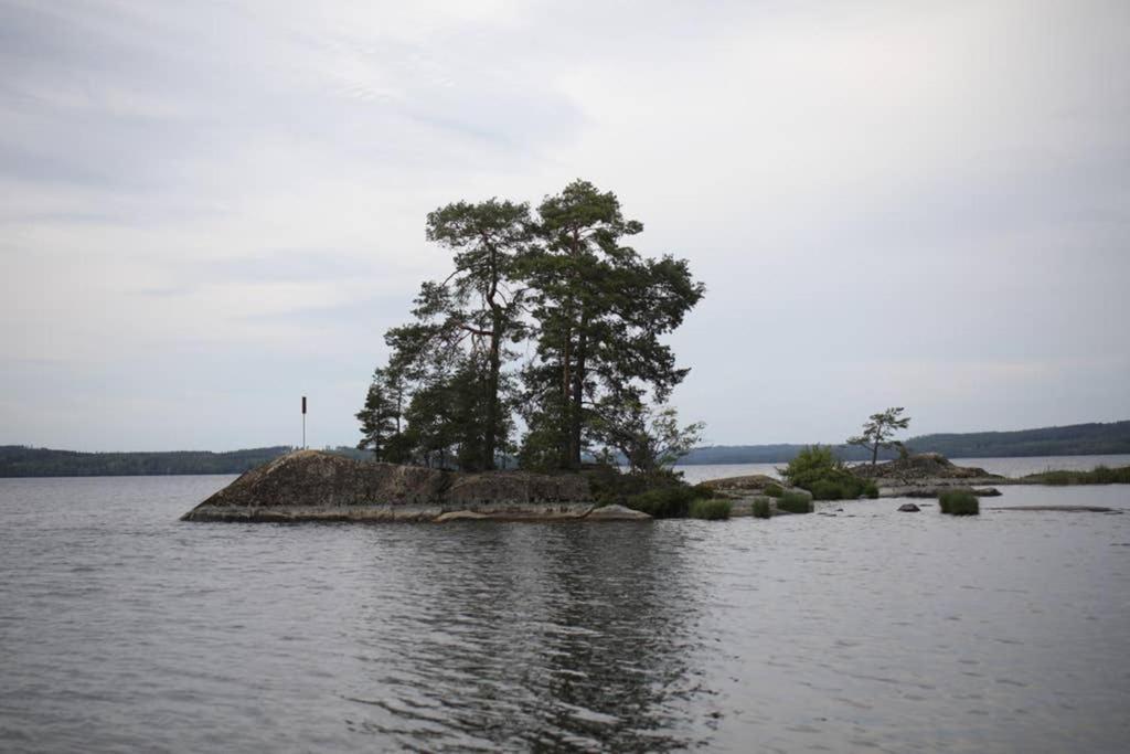 Sjoenaera Stuga Med Bat Och Bastu Ramkvilla Exterior photo