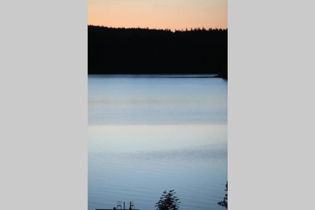 Sjoenaera Stuga Med Bat Och Bastu Ramkvilla Exterior photo