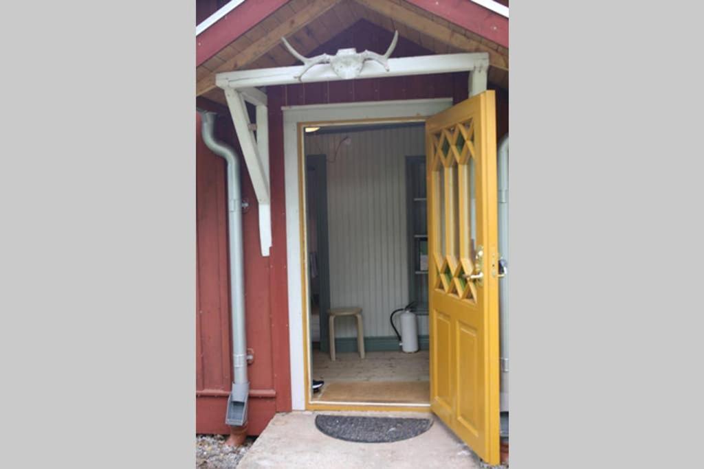 Sjoenaera Stuga Med Bat Och Bastu Ramkvilla Exterior photo